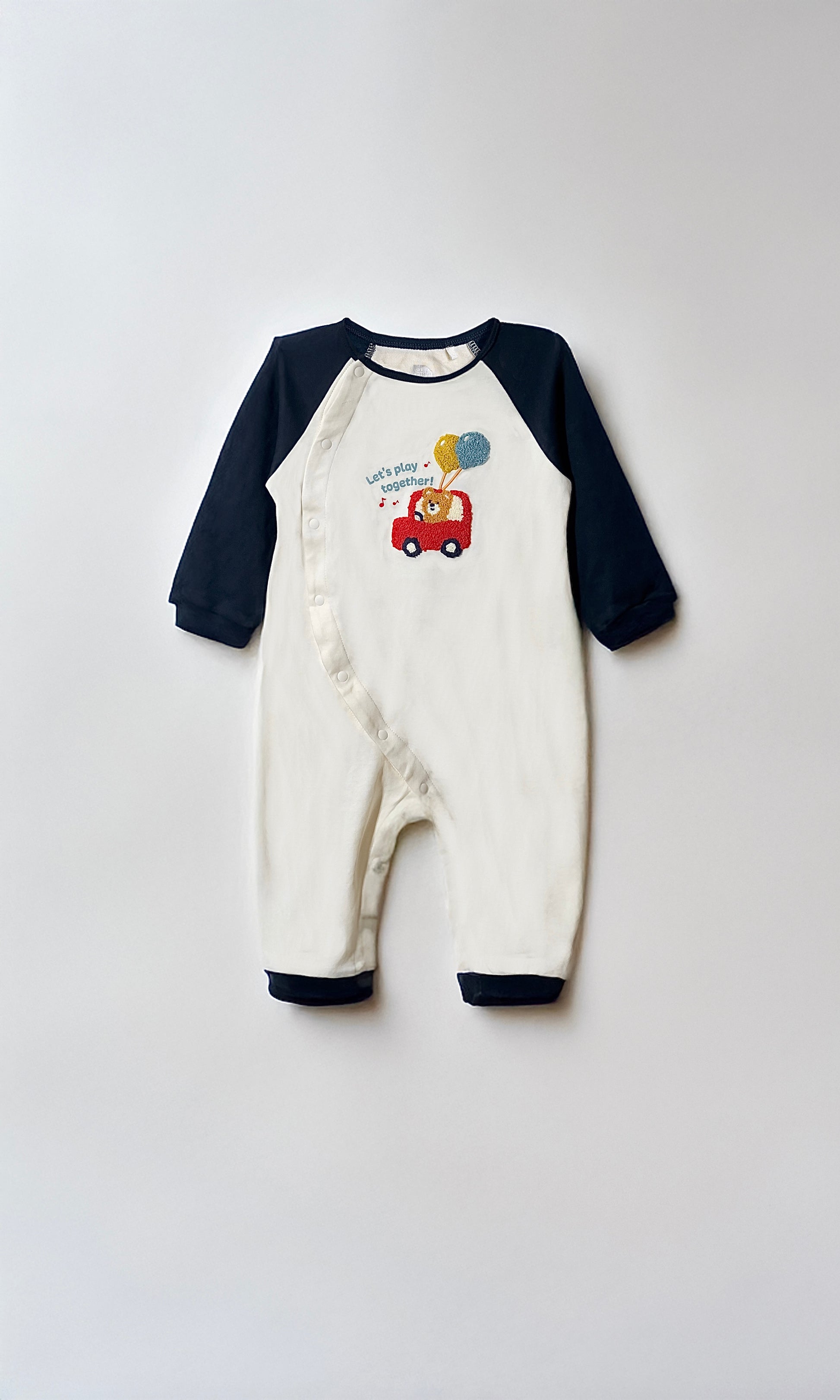 Cotton Fabric baby rompers with round neck and navy blue raglan sleeve