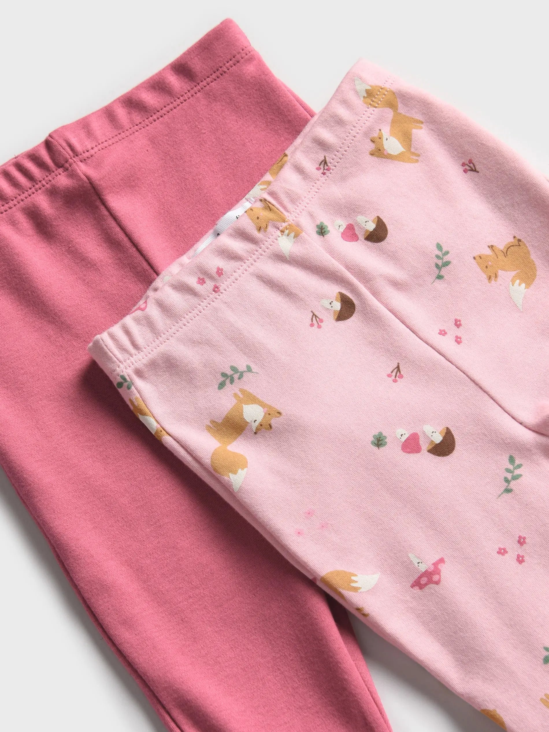 Pack of 2 cotton fabric leggings with plain and all over print close  look