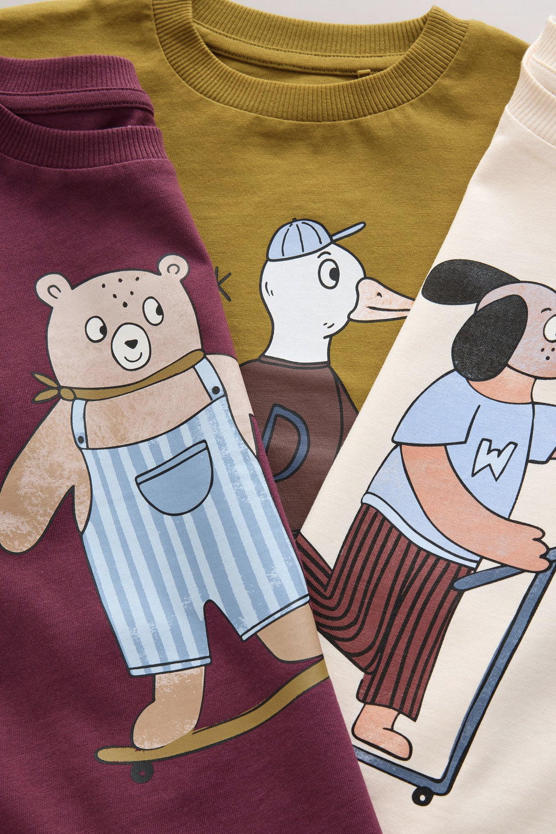 Olive long-sleeve kids’ t-shirt with a duck-on-scooter print and “Quack Quack” text. Relaxed fit, ribbed crew neck, soft jersey for everyday wear.