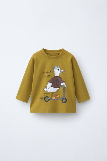 Olive long-sleeve kids’ t-shirt with a duck-on-scooter print and “Quack Quack” text. Relaxed fit, ribbed crew neck, soft jersey for everyday wear.